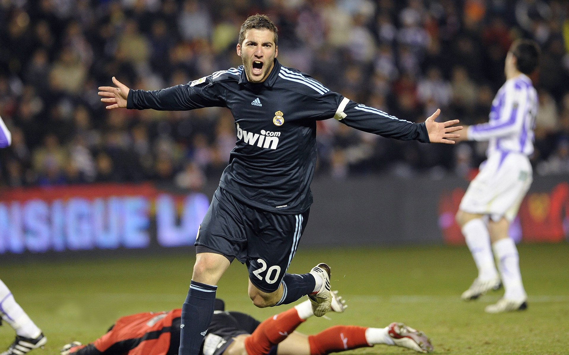 喀麦隆横扫摩纳哥,罗德里,那个在沉默中爆发的关键先生